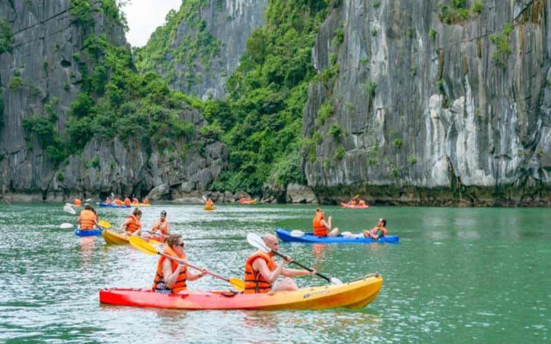 kayaking at halong bay