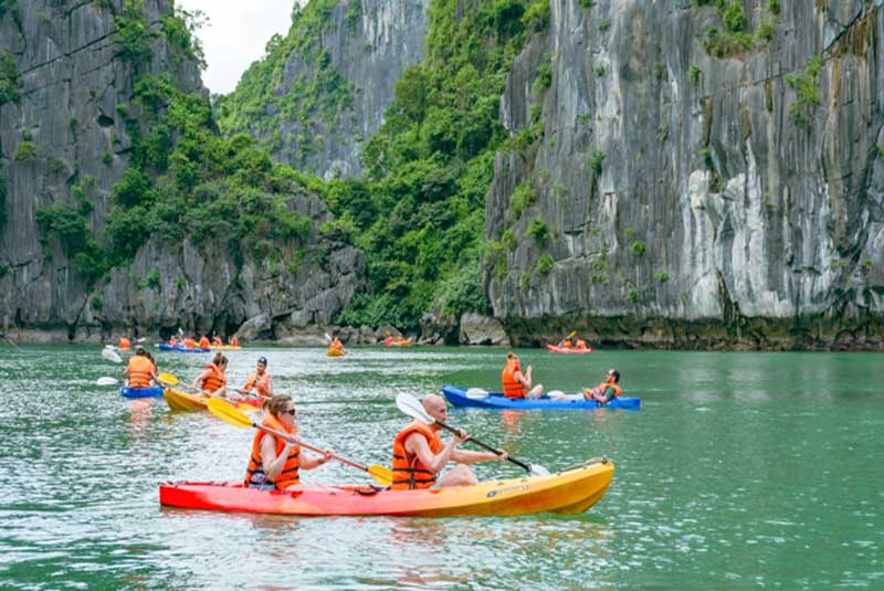 kayaking at halong bay