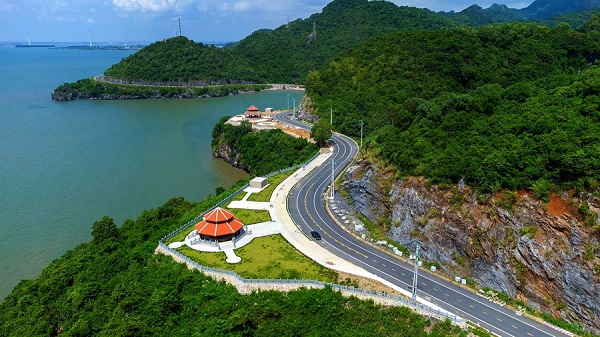 Coastal cross-island road