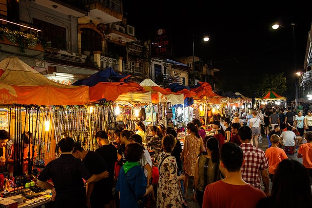 hanoi old quarter night market