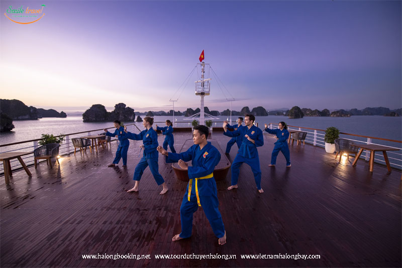 Tai Chi/Vovinam - Heritage Cruise Halong Bay, Du Thuyền Heritage Cruise 5 Sao