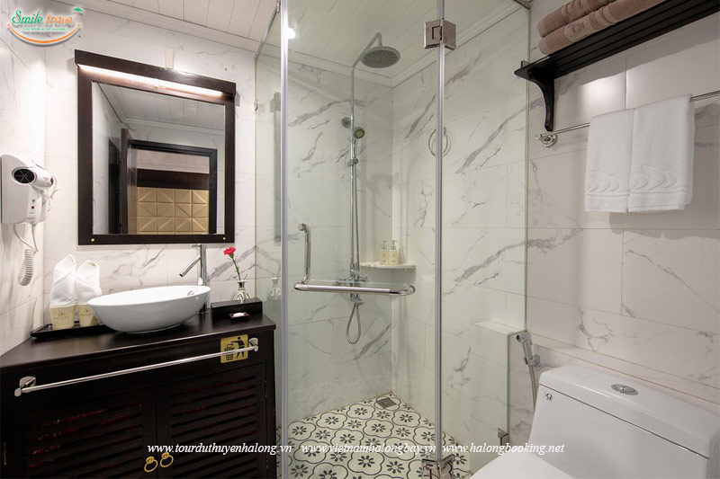 Bathroom- Pelican Cruise, Pelican Classic Cruise Halong Bay 4*