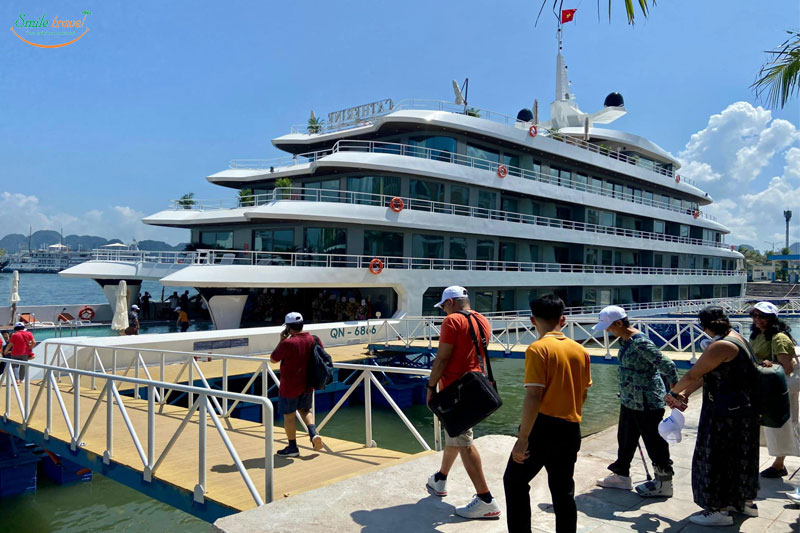 View Catherine cruise Halong Bay Vietnam. #vietnamhalongbaycruise