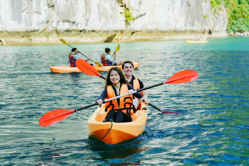 Kayak-Halong Excursion 5 Stars Luxury Cruise-Vietnamhalongbay