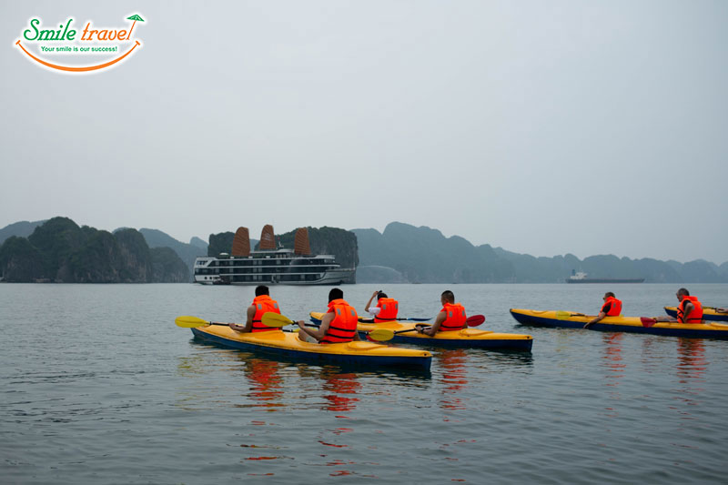 Kayaking La Regina Legend Cruise Smiletravel Halongbay