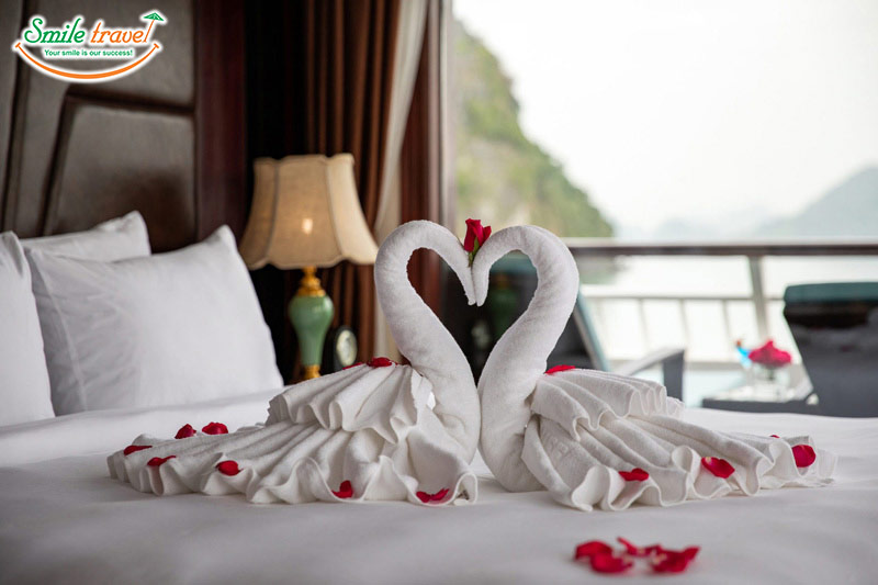 Honeymon suite sea view Dora Cruise Smiletravel halongbay