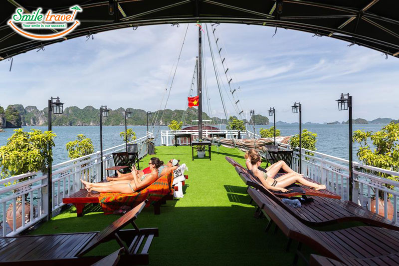 Sundeck Swan Cruise Smiletravel Halong Bay